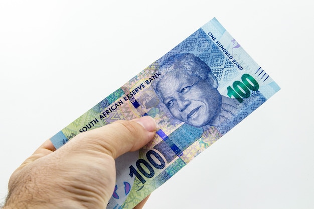 Снимок крупным планом с высоким углом человека, держащего банкноту