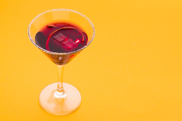 Foto gratuita alto angolo di bicchiere da cocktail con bordo sale e copia spazio