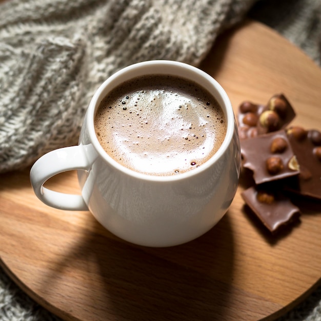 木の板にハイアングルのコーヒーとチョコレートの配置
