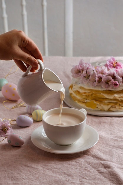 ハイアングルコーヒーカップとケーキ