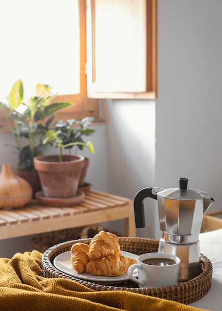 Foto gratuita tazza da caffè e croissant ad alto angolo