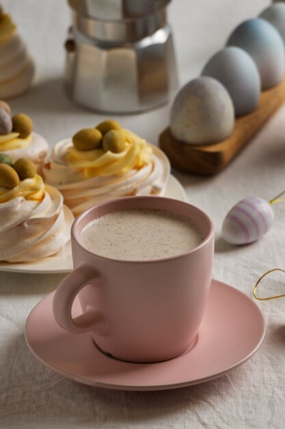 ハイアングルコーヒーカップとカップケーキ