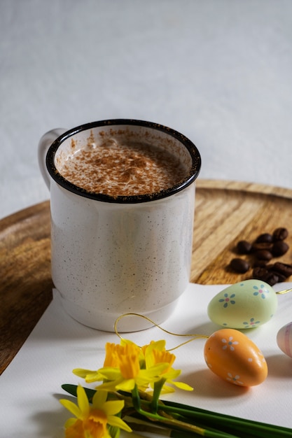 Foto gratuita tazza e fiori di caffè dell'angolo alto