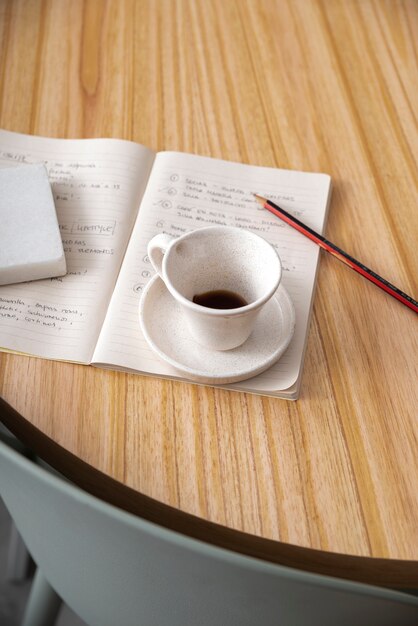 노트북에 하이 앵글 커피 컵