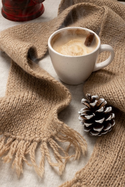 Foto gratuita tazza da caffè e sciarpa ad alto angolo