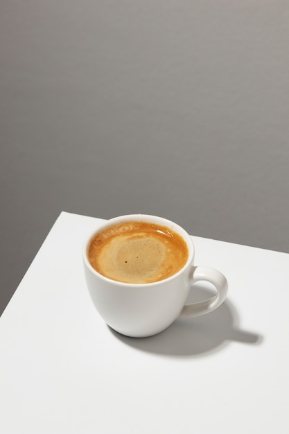 Foto gratuita tazza di caffè ad alto angolo sul tavolo