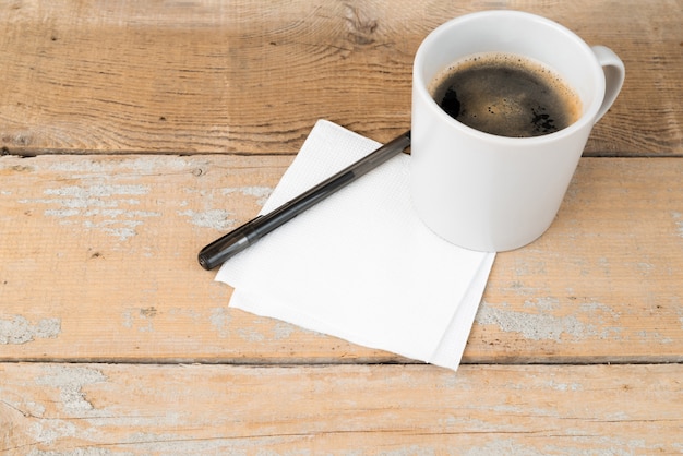 Foto gratuita tazza da caffè dell'angolo alto su fondo di legno