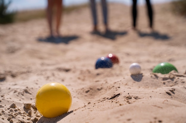 Foto gratuita palle colorate ad alto angolo in spiaggia