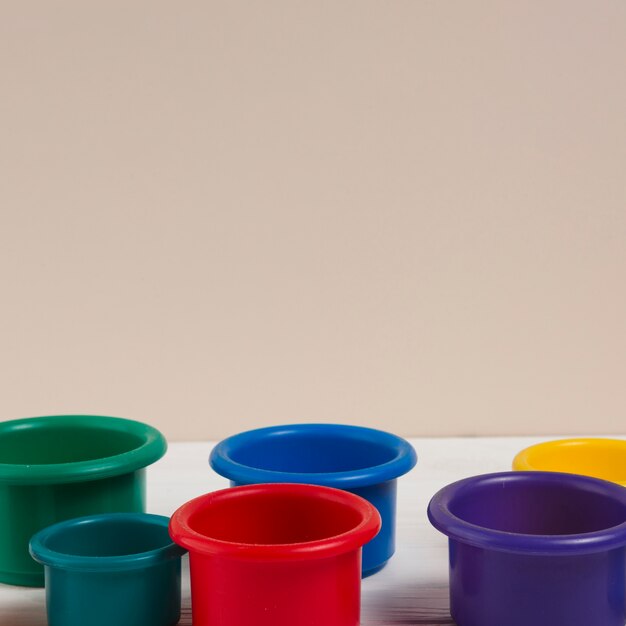 Высокий угол разноцветных чашек для детского душа