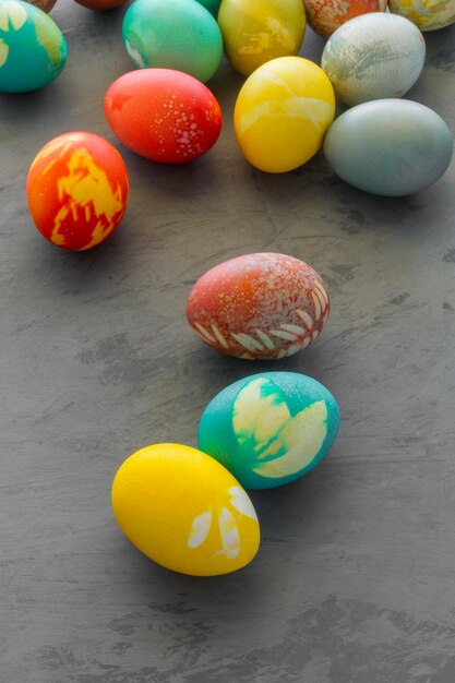 부활절을위한 다채로운 계란의 높은 각도