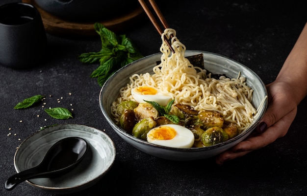 ボウルの中の麺の高角度構成