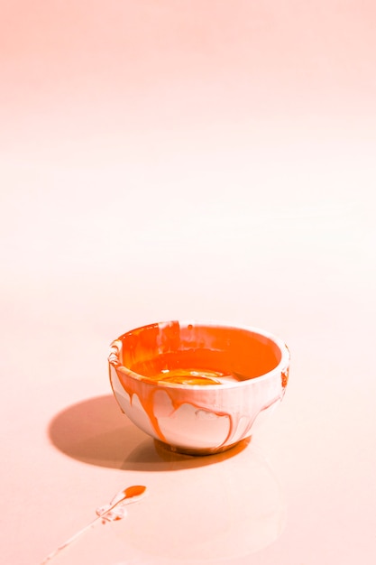 Бесплатное фото Композиция высокого угла с оранжевой краской в миске