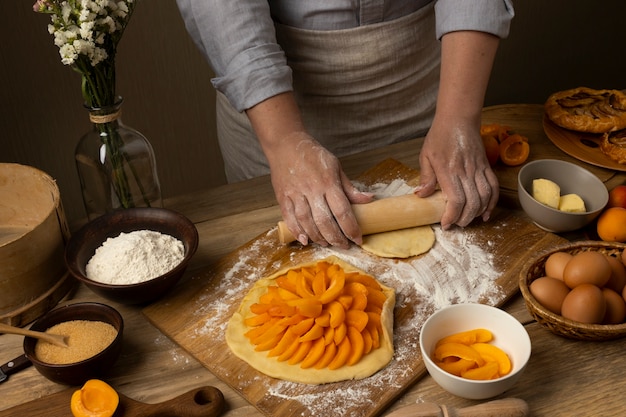 Foto gratuita cuoco ad alto angolo che fa la torta