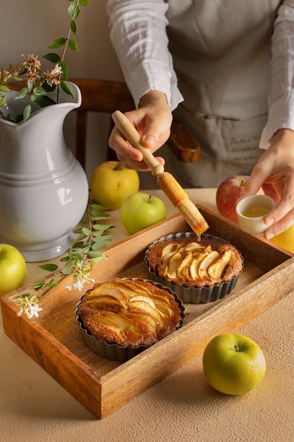 Foto gratuita cuoco ad alto angolo che prepara il cibo