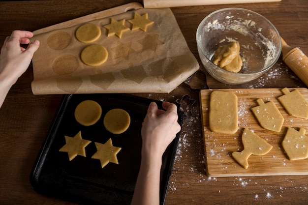 Foto gratuita alto angolo di biscotti che fanno per hanukkah