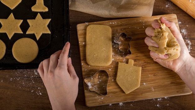 Foto gratuita alto angolo di biscotti che fanno per hanukkah