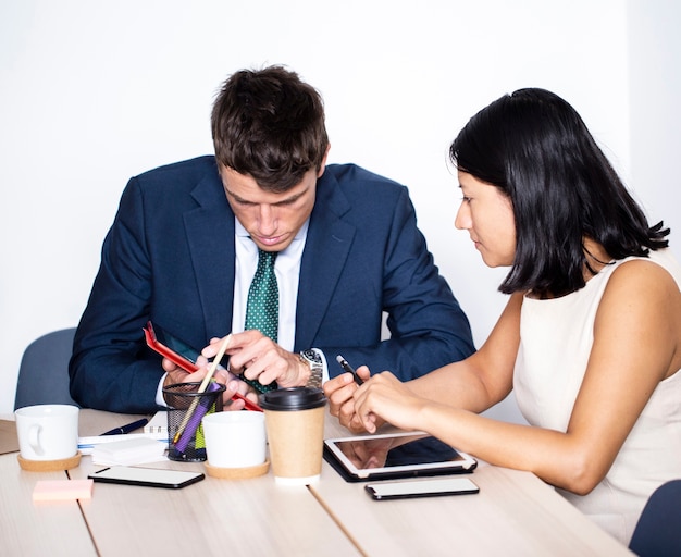 Foto gratuita collaboratori ad alto angolo che lavorano insieme