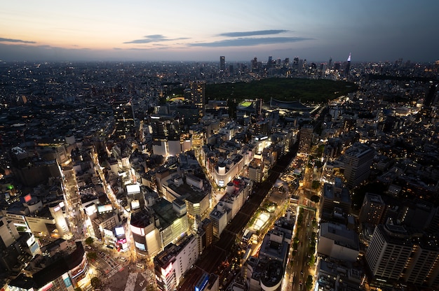 夜間の高角度の混雑した街の通り