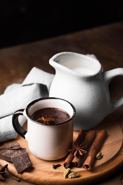핫 초콜릿 향기로운 음료와 함께 하이 앵글 컵