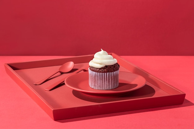 Cupcake ad alto angolo con crema sul piatto