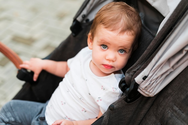 Angolo alto del concetto sveglio del neonato