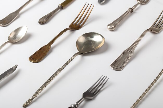 High angle cutlery arrangement
