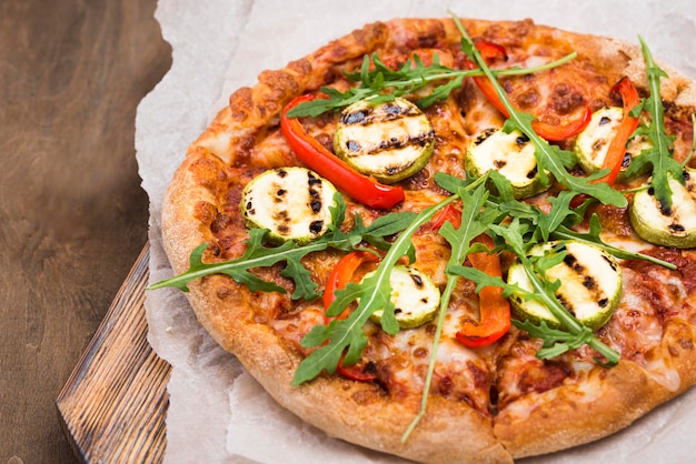 Free photo high angle delicious arugula pizza