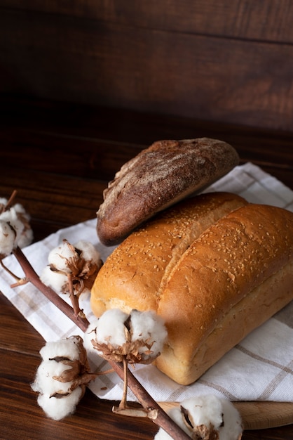 Бесплатное фото Вкусная композиция из хлеба под высоким углом