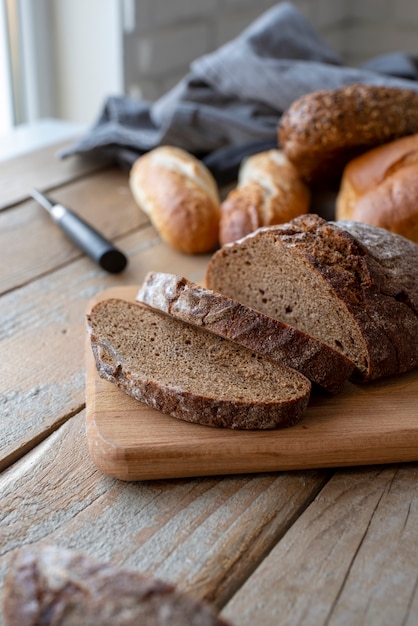 Бесплатное фото Вкусный хлеб под высоким углом на деревянной доске