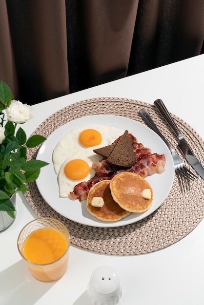 Вкусный завтрак под высоким углом на тарелке