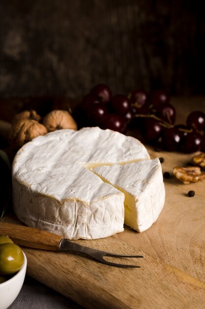 木の板にチーズと高角度のおいしいビュッフェ