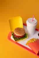 Бесплатное фото Вкусный гамбургер под высоким углом и картофель фри