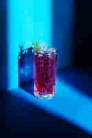 Foto gratuita caipirinha deliziosa ad alto angolo con luce blu