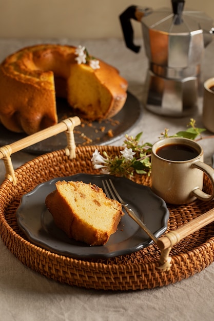 高角度のおいしいケーキとコーヒー カップ