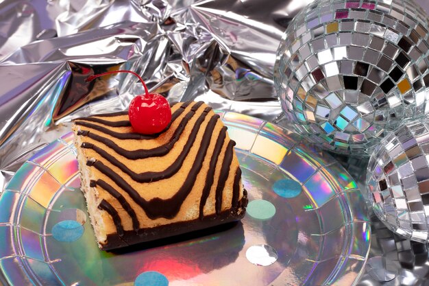Вкусный торт под высоким углом на тарелке