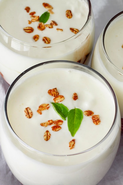 Foto gratuita yogurt ai cereali ad alto angolo