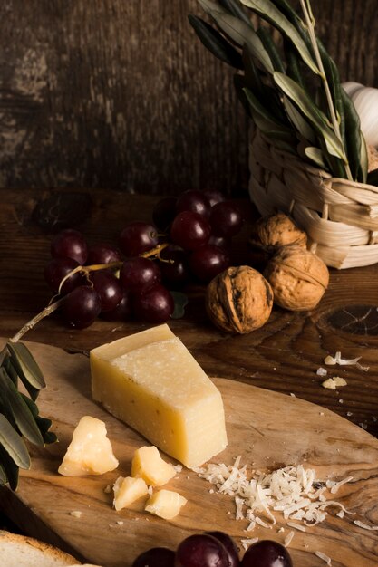 Высокая угловая вкусная сырная композиция на столе