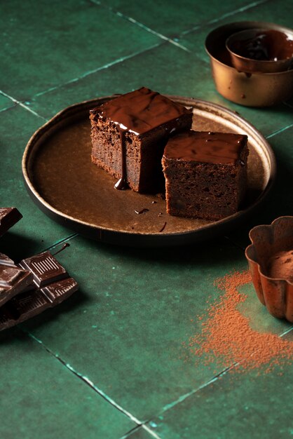 Вкусные шоколадные торты под высоким углом на тарелке