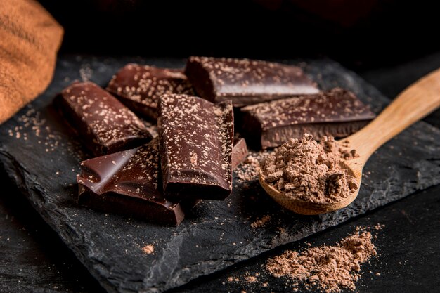 높은 각도의 맛있는 초콜릿 스낵 배치