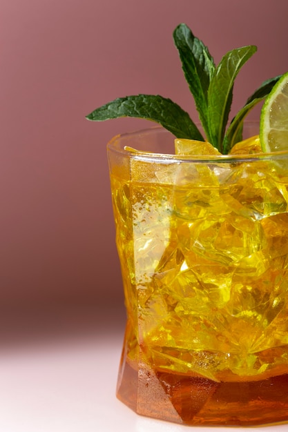 Foto gratuita cocktail delizioso ad alto angolo con erbe aromatiche