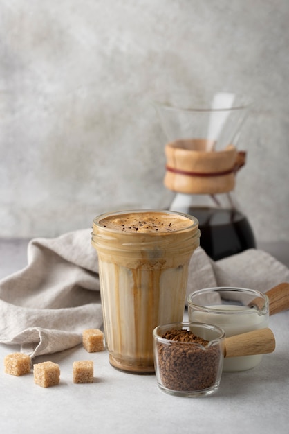 무료 사진 하이 앵글 맛있는 커피와 설탕 큐브