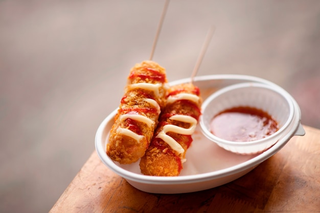 Foto gratuita deliziosi corn dog e salsa ad alto angolo