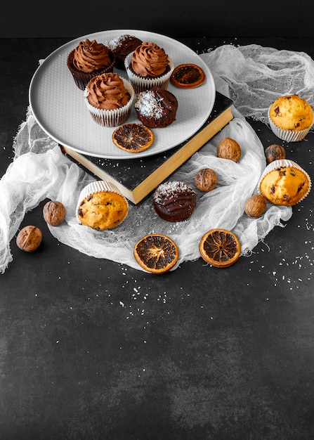 Foto gratuita angolo alto del delizioso concetto di cupcake