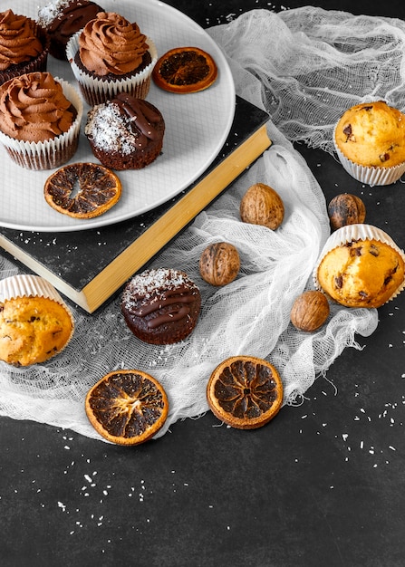 Foto gratuita angolo alto del delizioso concetto di cupcake