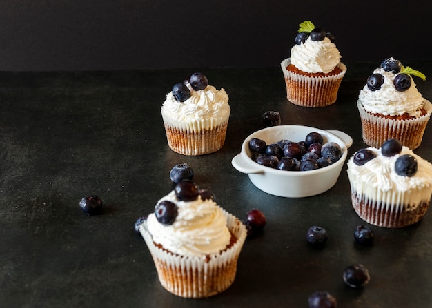 Foto gratuita alto angolo di deliziosi cupcakes concetto