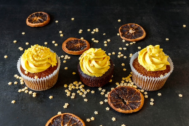 Foto gratuita alto angolo di deliziosi cupcakes concetto