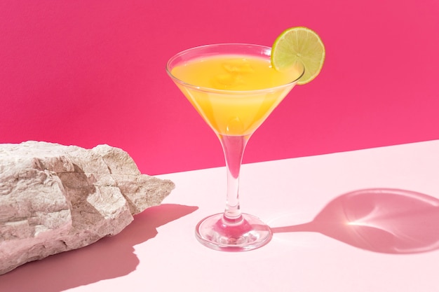 Foto gratuita daiquiri delizioso ad alto angolo con lime