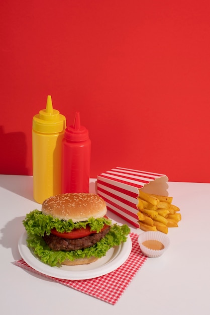 ハイアングルのおいしいファーストフードの食事