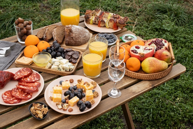 Foto gratuita cibo delizioso e bevande ad alto angolo sul tavolo