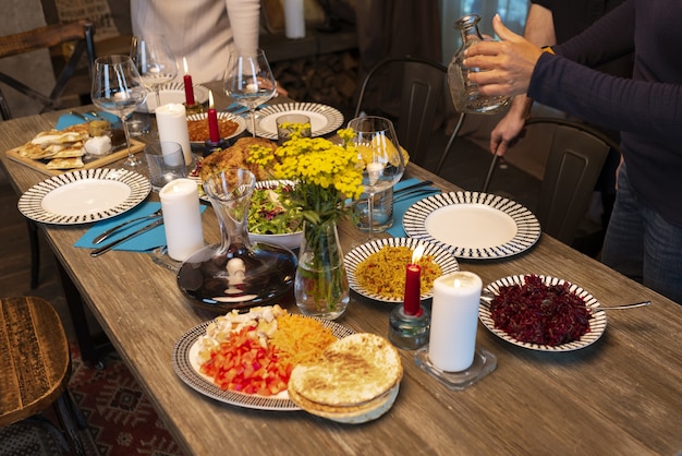 Foto gratuita cibo delizioso ad alto angolo sul tavolo